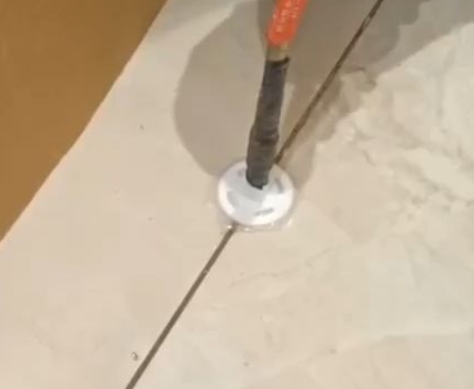 江西瓷砖空鼓维修公司专业解答瓷砖在铺贴过程中，如果没有涂抹均匀到位的粘结材料（如水泥砂浆或瓷砖胶），可能会导致以下问题