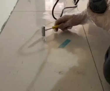 江西瓷砖开裂维修公司专业分享瓷砖在铺贴前如果没有沥干水分，将会导致以下问题